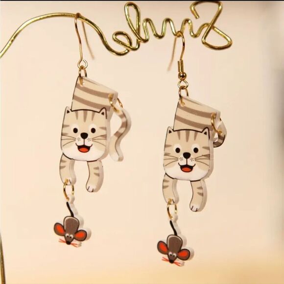 Cat catching mouse summer whimsical novelty fun dangle earrings - Picture 4 of 6